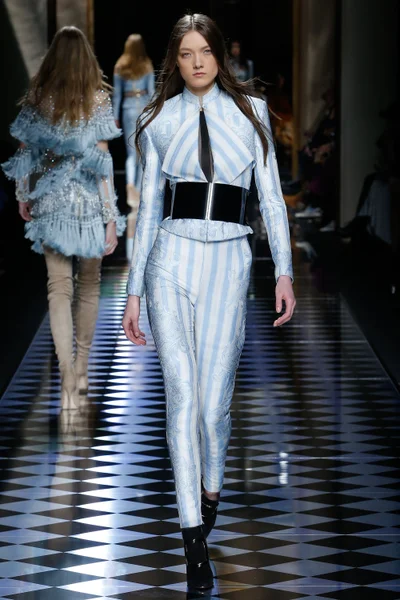 Look 18